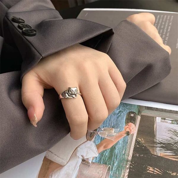 Anello regolabile in argento gattino con occhioni, indossato