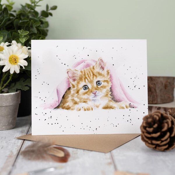 Biglietto auguri gattino rosso sotto la coperta, ambientato