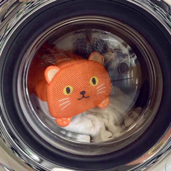 Borsa sacchetto da lavatrice a forma di gatto rosso, ambientato