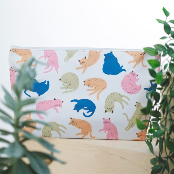 Bustina beauty case con gatti colorati, ambientato