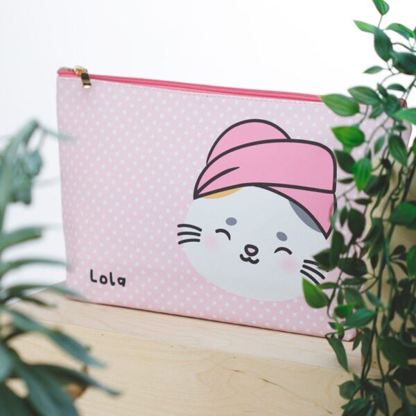 Bustina beauty case con la gattina Lola, ambientato