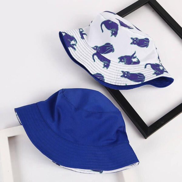 Cappello con gatti blu, ambientato