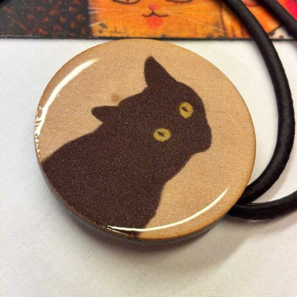 Collana a medaglione con gatto nero, dettaglio 01