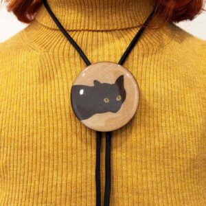 Collana a medaglione con gatto nero, indossata