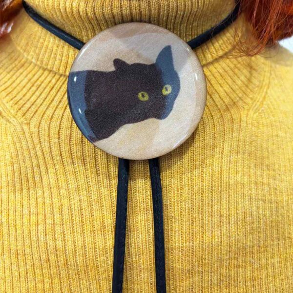 Collana a medaglione con gatto nero, indossata 02
