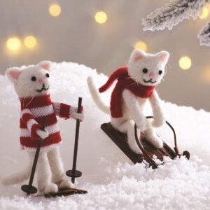 Decorazioni natalizie gatti sciatori, foto ambientata