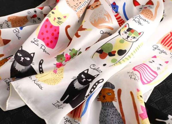 Foulard bianco con razze di gatti, dettaglio