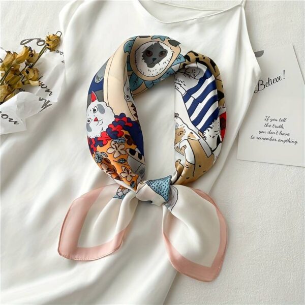 Foulard gatti con travestimenti di Carnevale, annodato