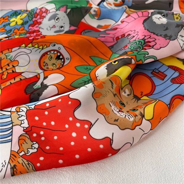 Foulard gatti con travestimenti di Carnevale, dettaglio