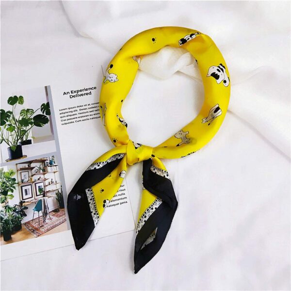 Foulard con gattini bianchi e neri annodato