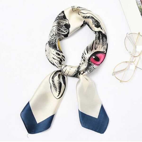 Foulard musetti gatto bianco e blu, annodato