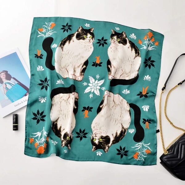Foulard verde con gatti bianchi e neri