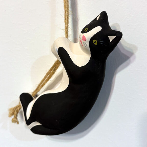 Gattino in ceramica da appendere bianco e nero, dettaglio 01