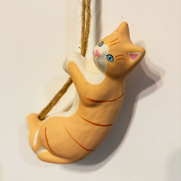 Gattino in ceramica da appendere rosso, dettaglio