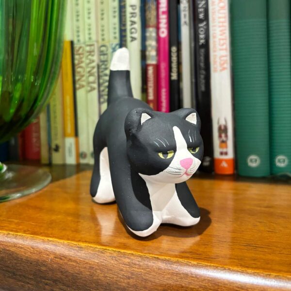 Gattino in ceramica in piedi bianco e nero