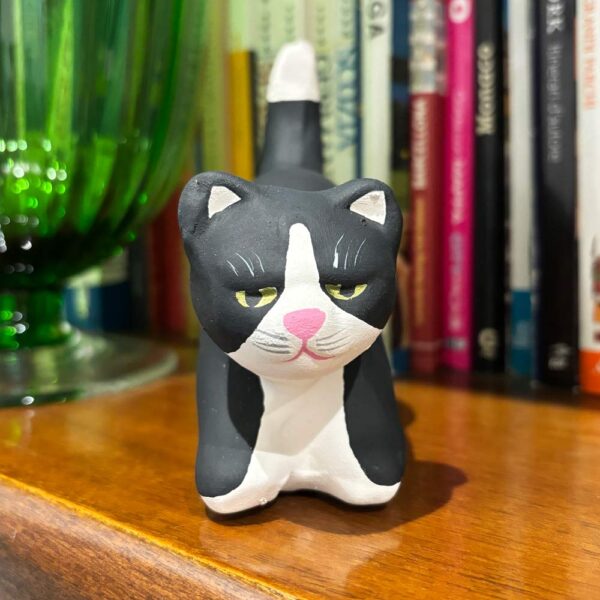 Gattino in ceramica in piedi bianco e nero, dettaglio