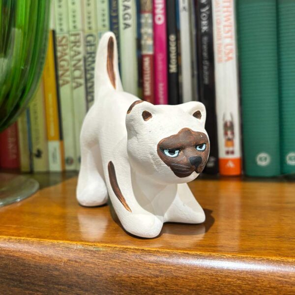 Gattino in ceramica in piedi siamese
