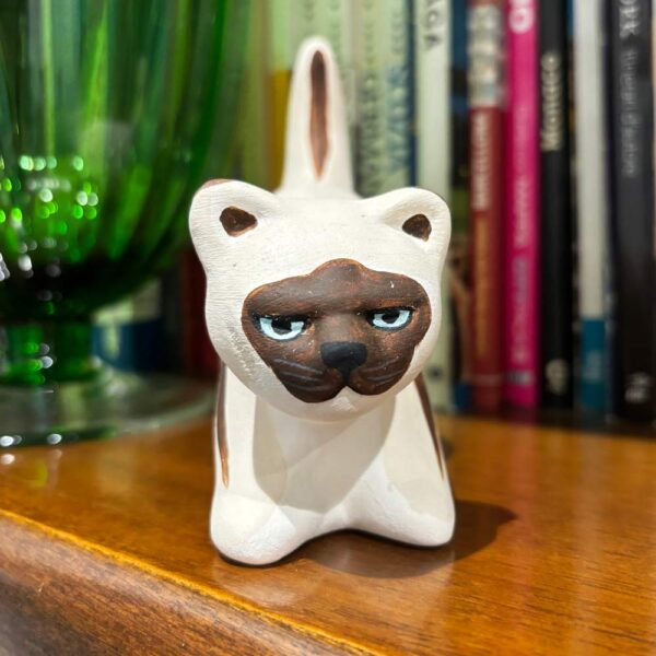 Gattino in ceramica in piedi siamese, dettaglio