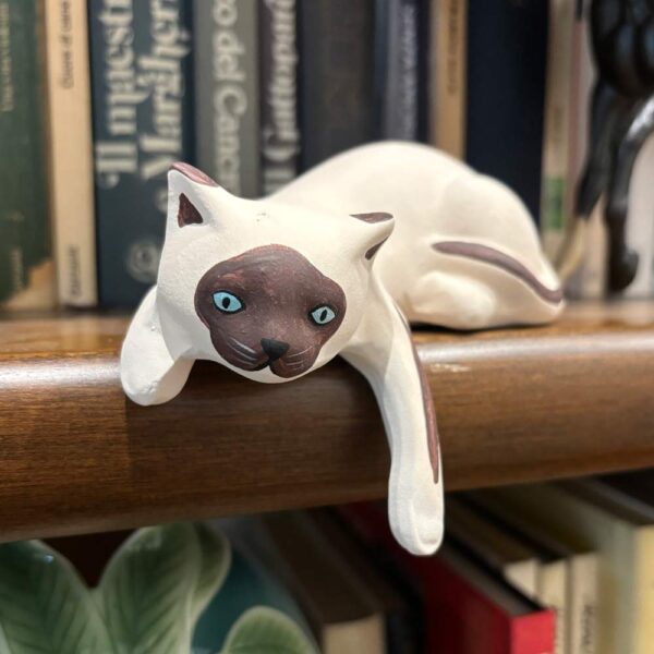 Gattino in ceramica sdraiato siamese, dettaglio