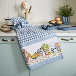 Grembiule in cotone con gatti in cucina, ambientato