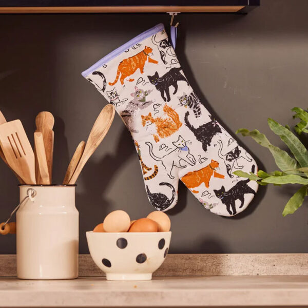 Guanto da cucina in cotone con gatti disegnati, ambientato