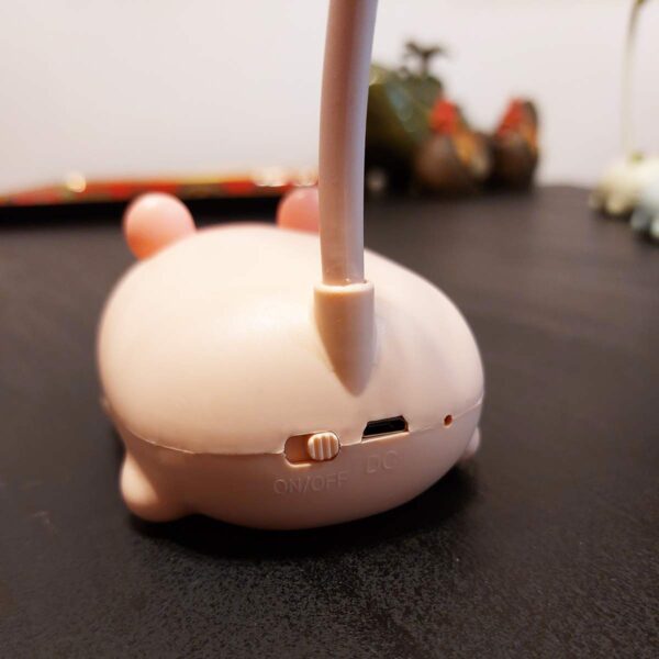Lampada da comodino a forma di gatto, dettaglio interruttore