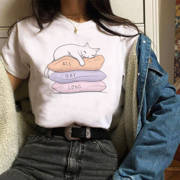 Maglietta t shirt bianca con gattino sui cuscini