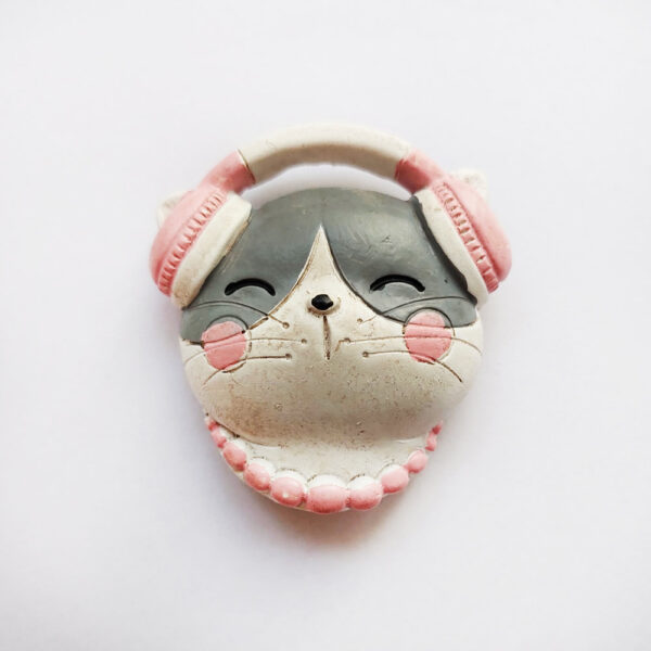 Magnete in resina gatta con le cuffie