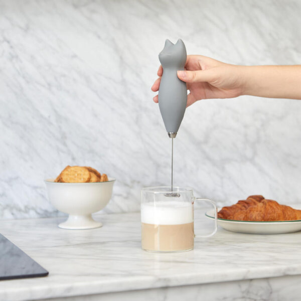 Montalatte elettrico gattino grigio ambientato