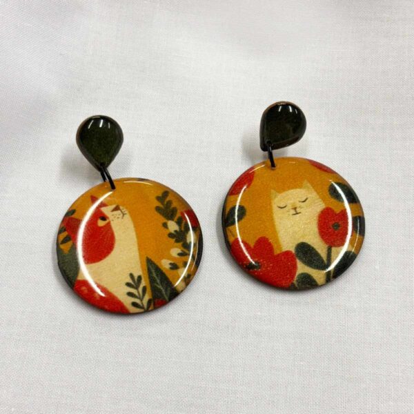 Orecchini a pendente smaltati con gatti tra i fiori