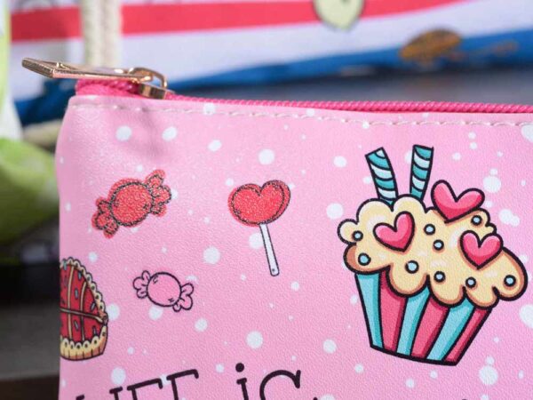 Pochette in similpelle colorate con gatti, dettaglio