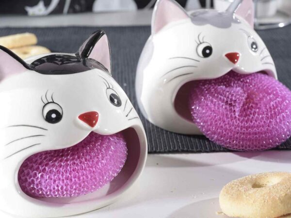 Portaspugna in ceramica a forma di musetto di gatto, ambientato