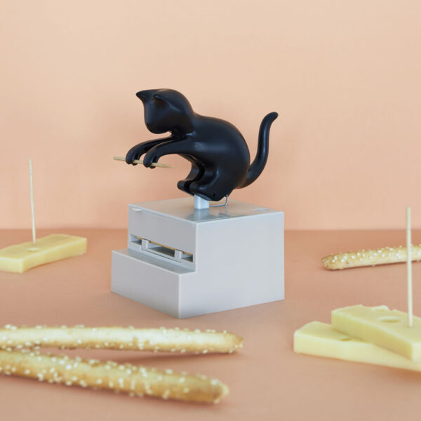 Portastuzzicadenti gattino nero curioso, ambientato