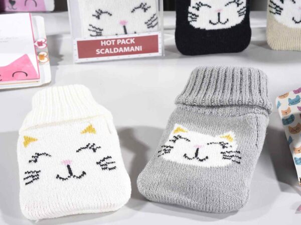 Scaldamani con copertura in maglia decorata con un musetto di gatto, ambientato