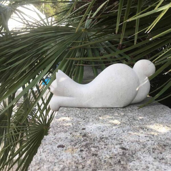 Scultura a forma di gatto affacciato, lato 01