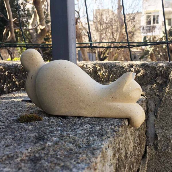 Scultura a forma di gatto affacciato, lato 02