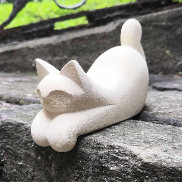 Scultura a forma di gatto affacciato