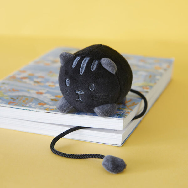 Segnalibro di peluches gattino nero ambientato