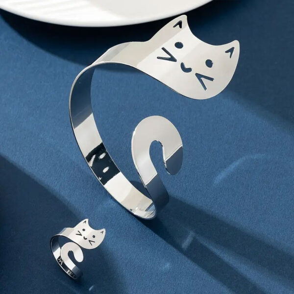 Set bracciale e anello in metallo gatto arrotolato, argento dettaglio