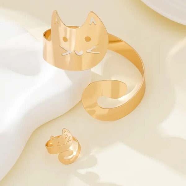 Set bracciale e anello in metallo gatto arrotolato, oro dettaglio