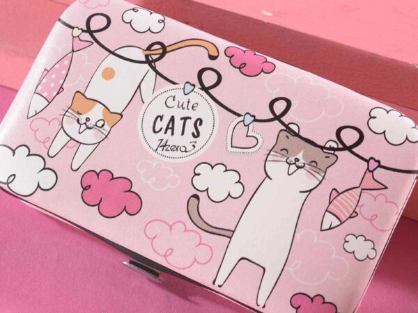 Set manicure morbido con gatti e gattini ambientato