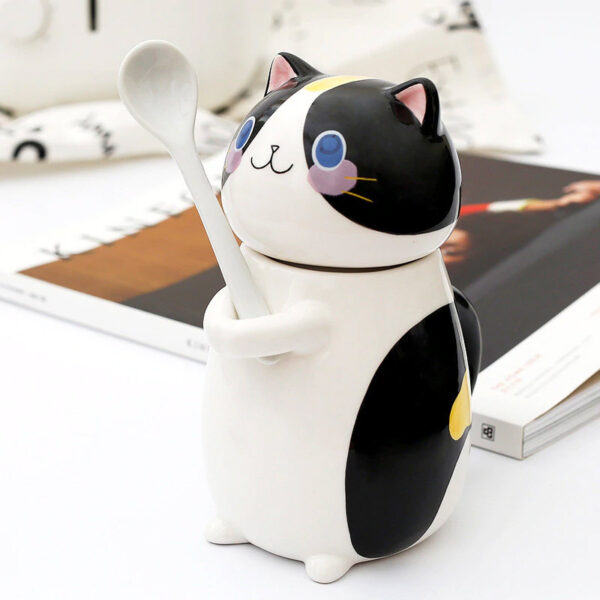 Set tazza e cucchiaino a forma di gatto bianco e nero, ambientato