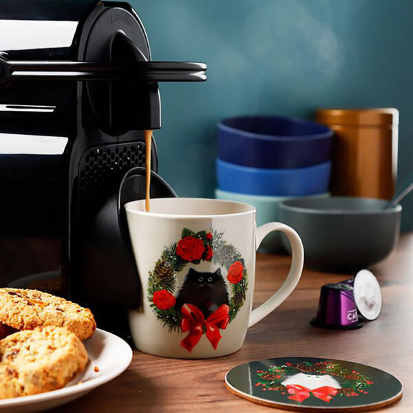 Set tazza e sottotazza natalizio con gatti e ghirlande, ambientato