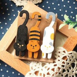 Set di tre mollette in legno a forma di gatti con codina