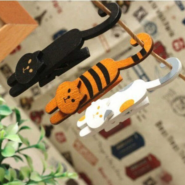 Set di tre mollette in legno a forma di gatti con codina, dettaglio