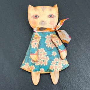 Spilla bambola gattina beige vestito azzurro