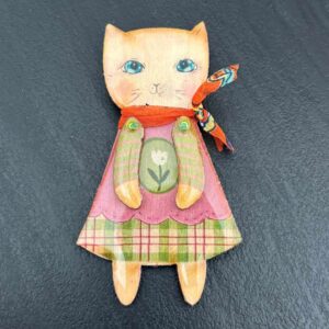 Spilla bambola gattina beige vestito rosa