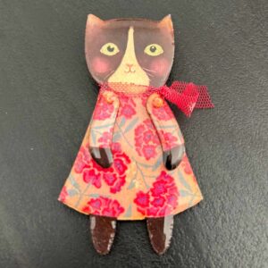 Spilla bambola gattina bianca e nera