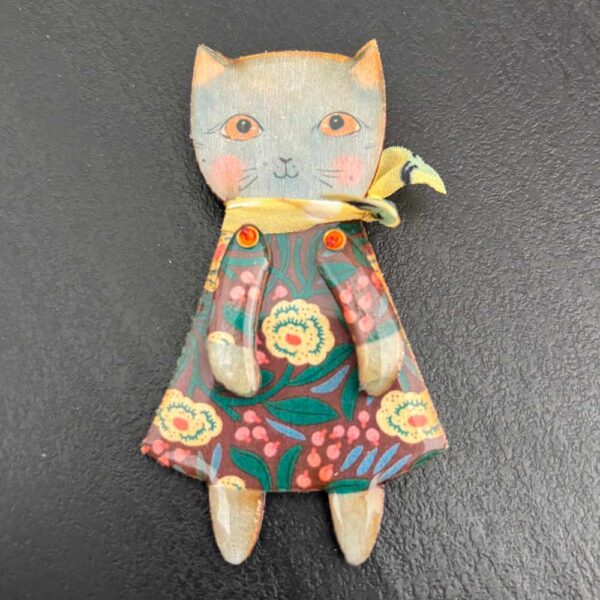 Spilla bambola gattina certosina vestito marrone