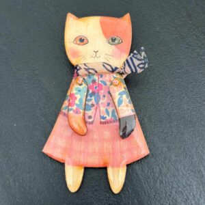 Spilla bambola gattina pezzata vestito rosa